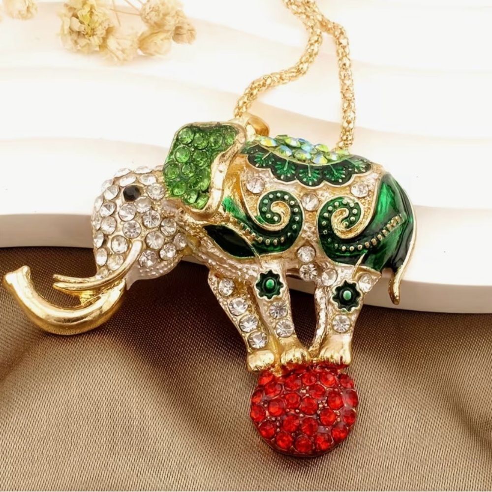 ❤️ Betsey Johnson Green Crystal Circus Elephant Pendant Necklace with Red Accent